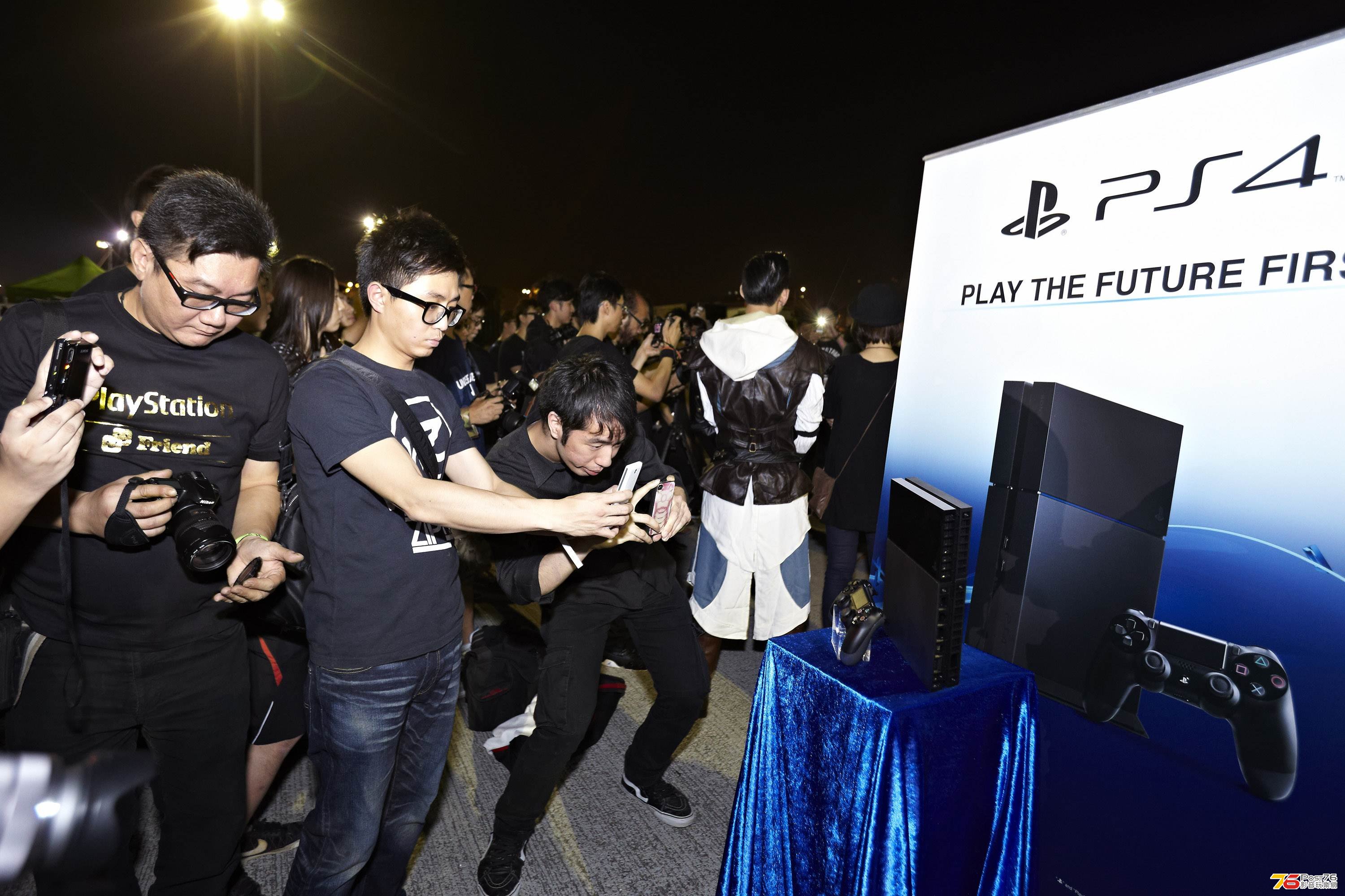 尚未推出的PS4主機首次現身香港，現場粉絲爭相舉機拍攝.jpg
