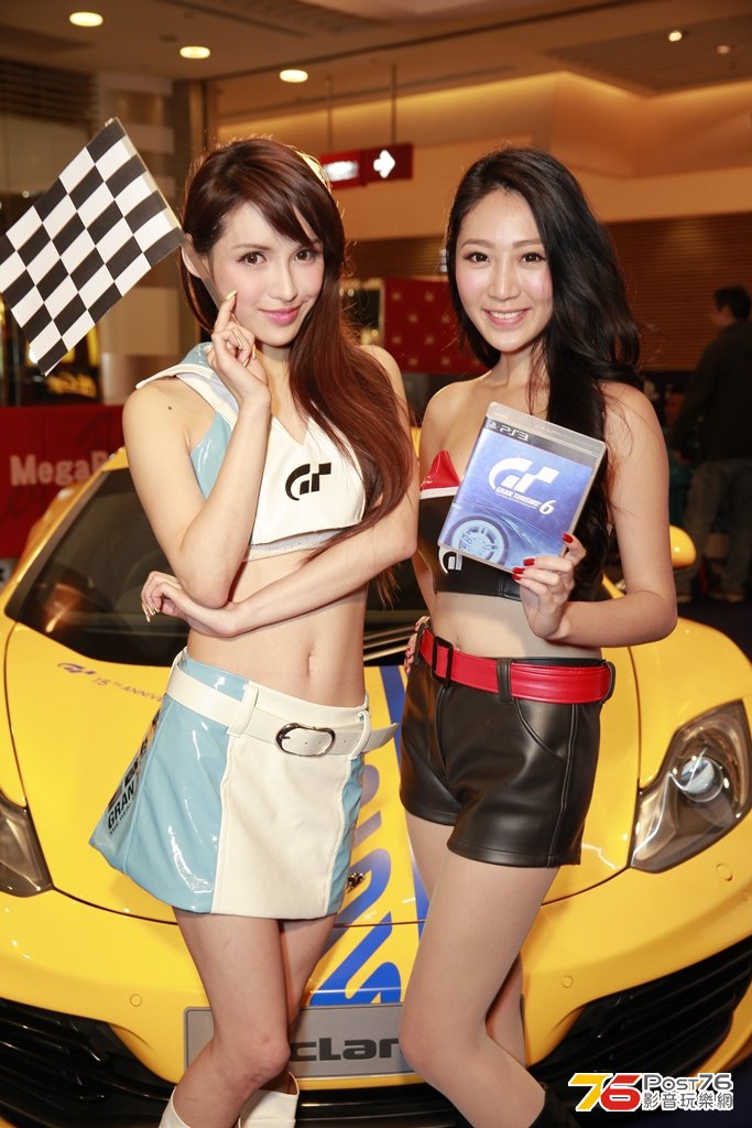 (左起)Diva及Alia以性感賽車女郎造型宣傳GT6遊戲.JPG