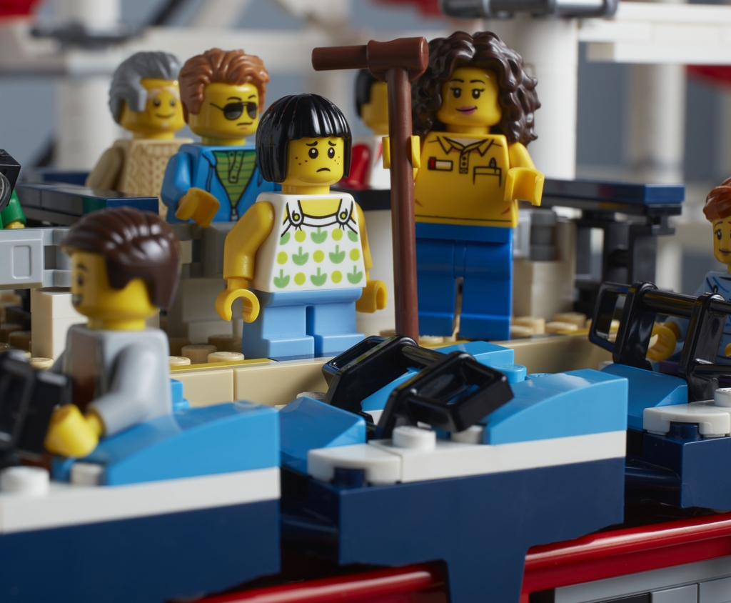 10261-LEGO-Creator-Expert-Roller-Coaster-Lifestyle-Loading-Platform-2.jpg