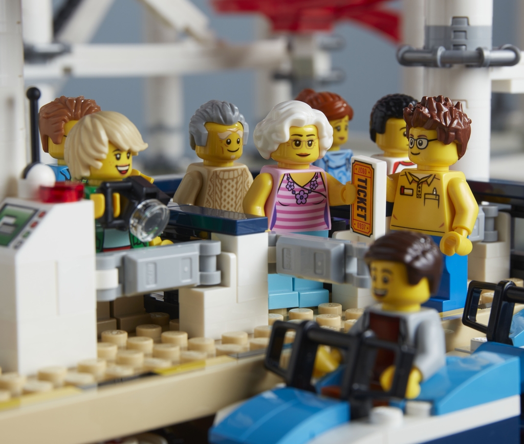 10261-LEGO-Creator-Expert-Roller-Coaster-Lifestyle-Loading-Platform.jpg