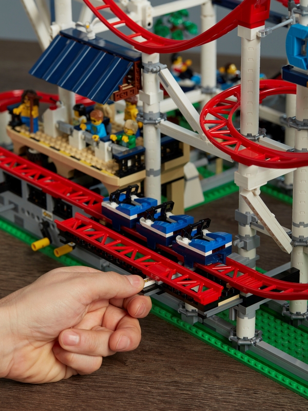 10261-LEGO-Creator-Expert-Roller-Coaster-Lifestyle-Track-Slide-4.jpg