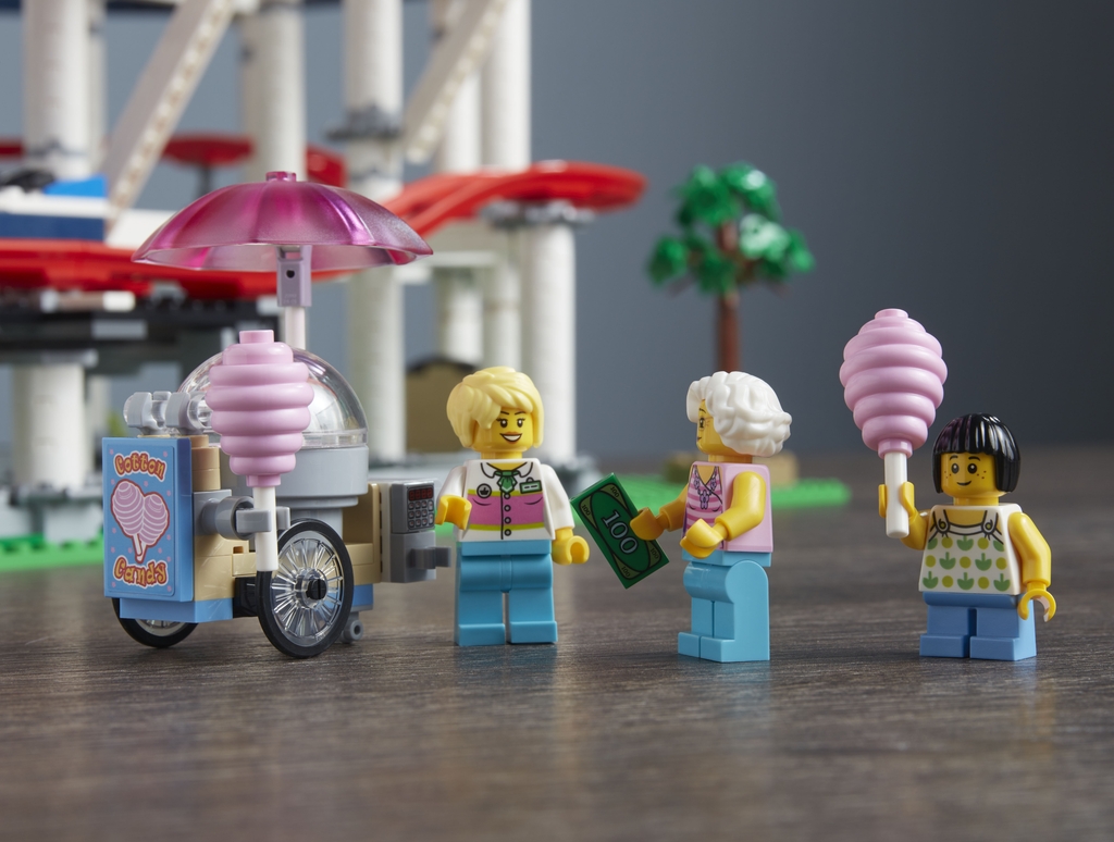 10261-LEGO-Creator-Expert-Roller-Coaster-Cotton-Candy-Stand.jpg